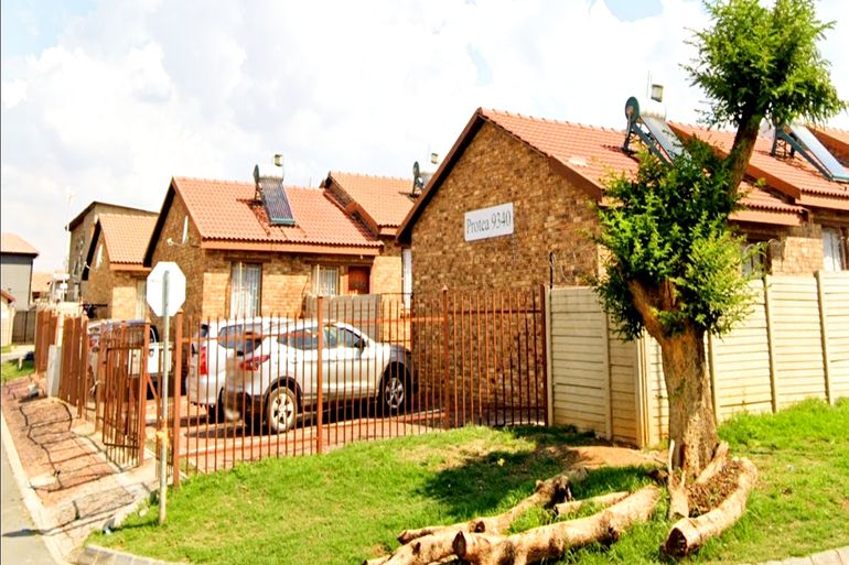 2 Bedroom Townhouse For Sale in Olievenhoutbos, Centurion - R519,990