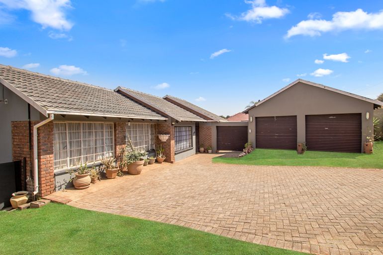 3 Bedroom House For Sale in Wilro Park, Roodepoort - R1,450,000