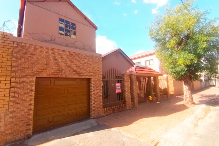 4 Bedroom House For Sale in Judiths Paarl, Johannesburg