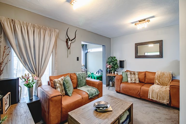 2 Bedroom Townhouse For Sale in Moreleta Park, Pretoria - R930,000