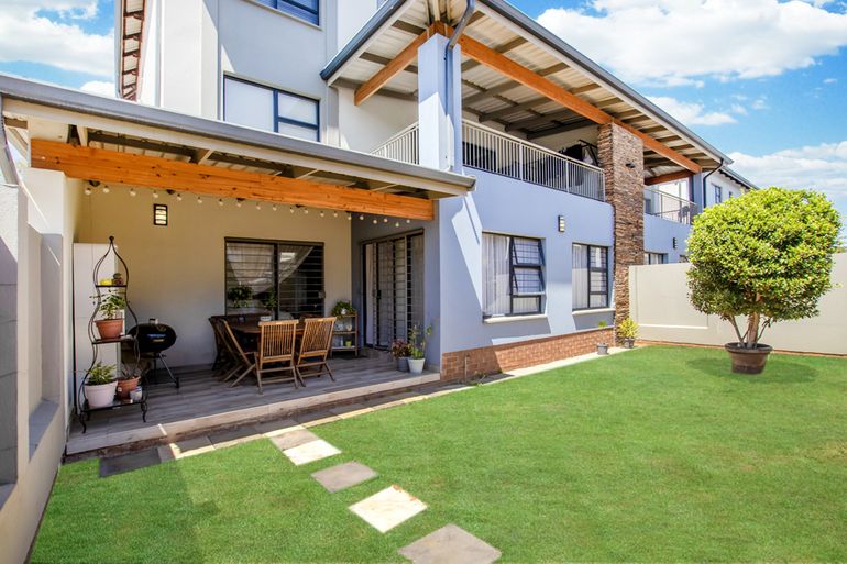 3 Bedroom Townhouse For Sale in Carlswald Ah, Midrand - R1,799,000