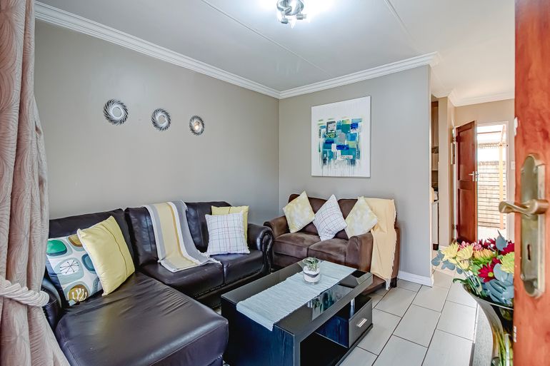 2 Bedroom Townhouse For Sale in Annlin, Pretoria - R950,000