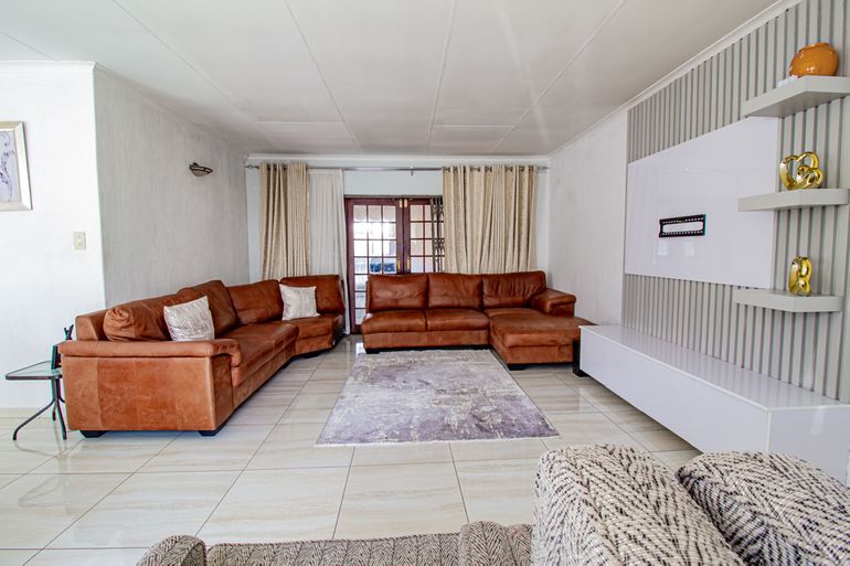 4 Bedroom House For Sale in The Reeds, Centurion - R1,630,000