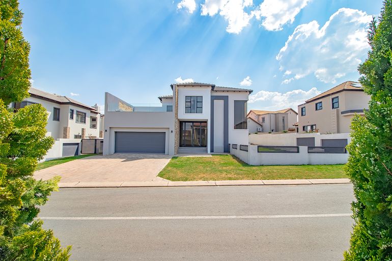 4 Bedroom House For Sale in Blue Valley Golf And Country Estate, Centurion