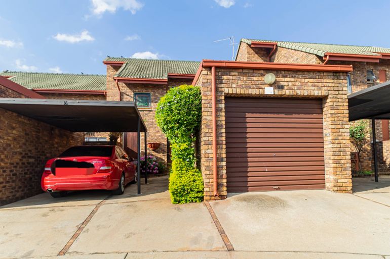 3 Bedroom Townhouse For Sale in Die Hoewes, Centurion - R1,750,000