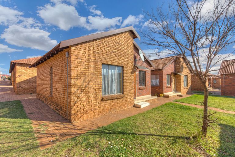 2 Bedroom Townhouse For Sale in Protea Glen Ext 11, Soweto - R510,000