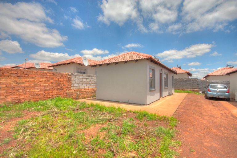 2 Bedroom House For Sale in Lufhereng, Soweto