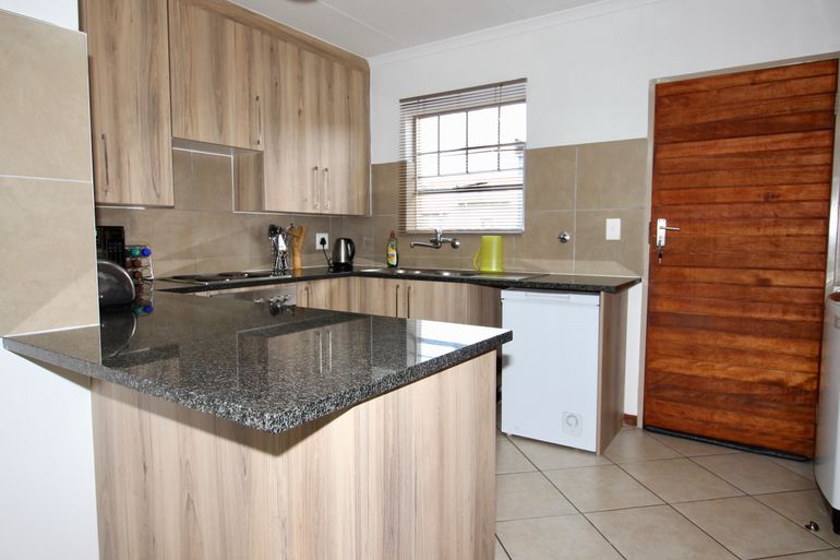 3 Bedroom Townhouse For Sale in Monavoni, Centurion - R1,290,000