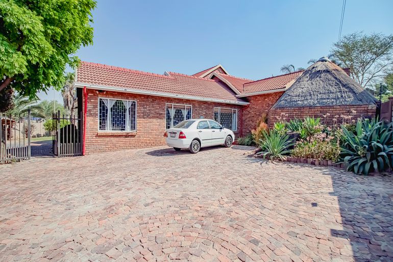 3 Bedroom House For Sale in Elardus Park, Pretoria - R1,590,000