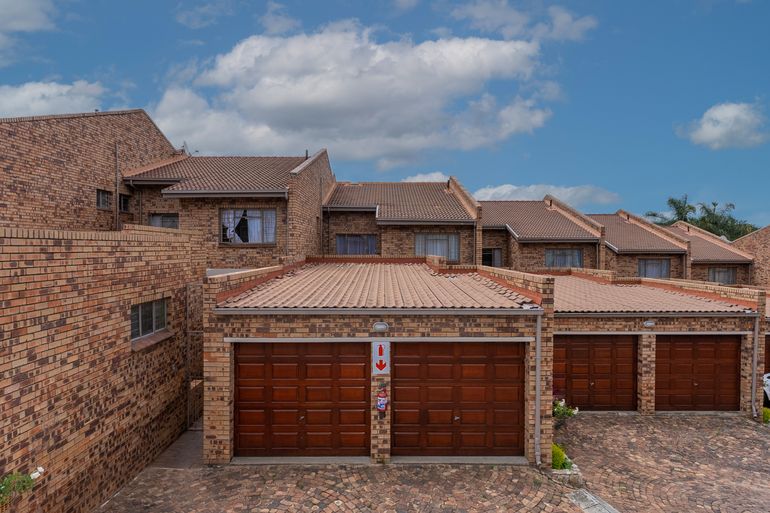 4 Bedroom Townhouse / Cluster For Sale in Corlett Gardens, Johannesburg