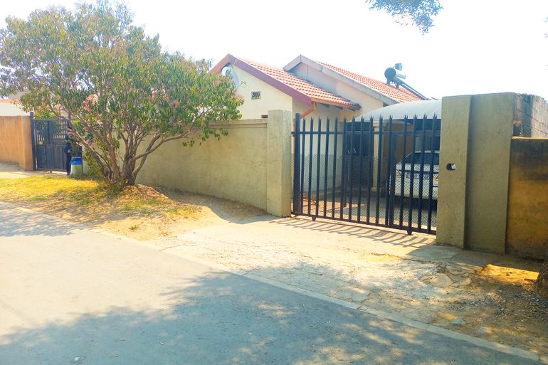 3 Bedroom House For Sale in Ebony Park, Midrand - R880,000