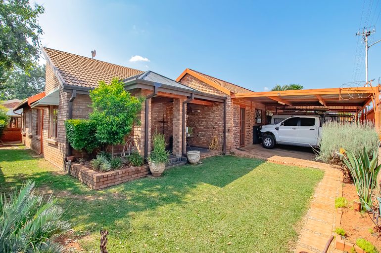 3 Bedroom House For Sale in East Lynne, Pretoria - R1,365,000