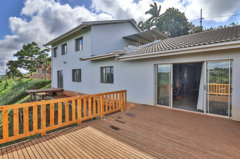 4 Bedroom House For Sale in Wyebank, Kloof - R1,840,000