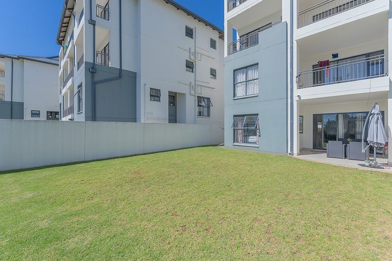 3 Bedroom Apartment / Flat For Sale in Westlake View, Modderfontein