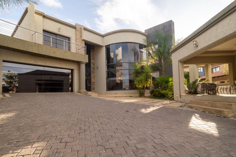 5 Bedroom House For Sale in Blue Valley Golf And Country Estate, Centurion
