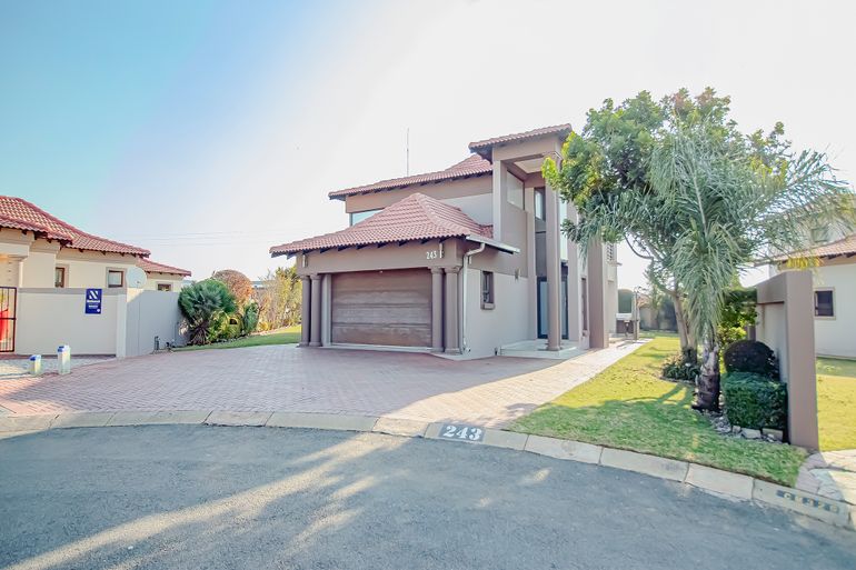 6 Bedroom House For Sale in Savannah Country Estate, Pretoria