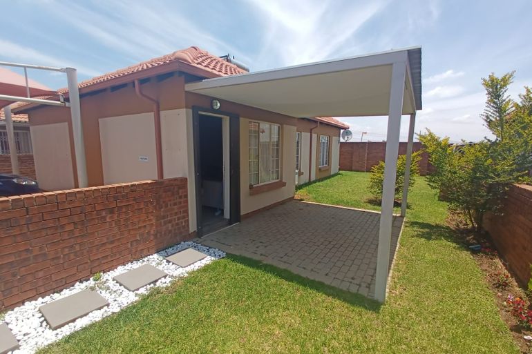 3 Bedroom Townhouse For Sale in The Reeds, Centurion - R1,160,000