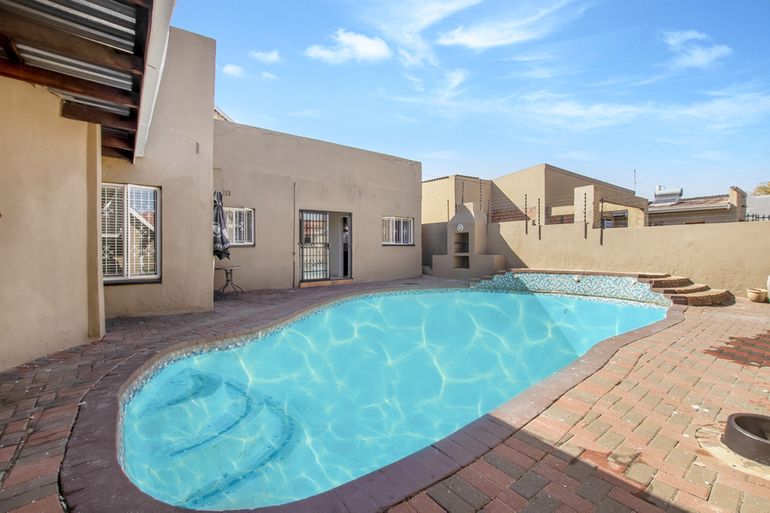 4 Bedroom House For Sale in Bosmont, Johannesburg - R1,600,000