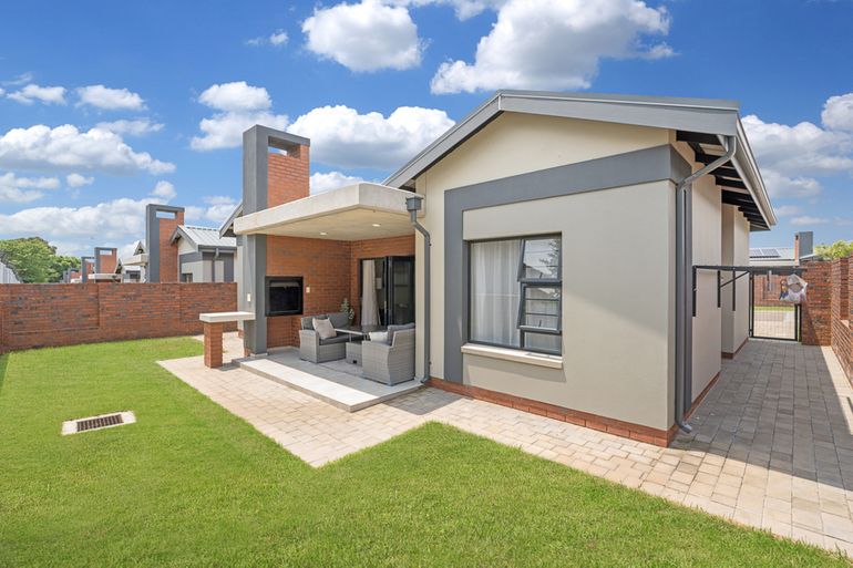 3 Bedroom Townhouse For Sale in Vorna Valley, Midrand - R2,550,000