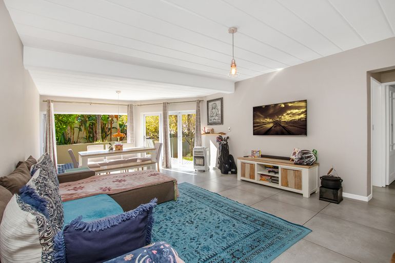 2 Bedroom Apartment / Flat For Sale in Paulshof, Sandton - R1,149,000