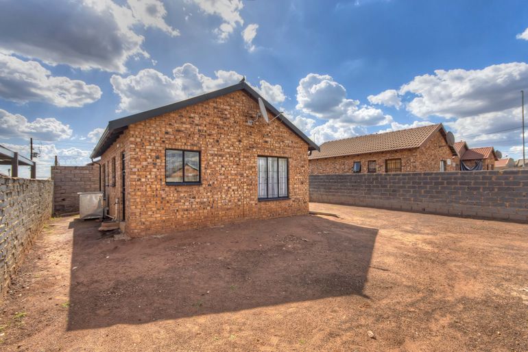 2 Bedroom House For Sale in Protea Glen Ext 27, Soweto - R660,000