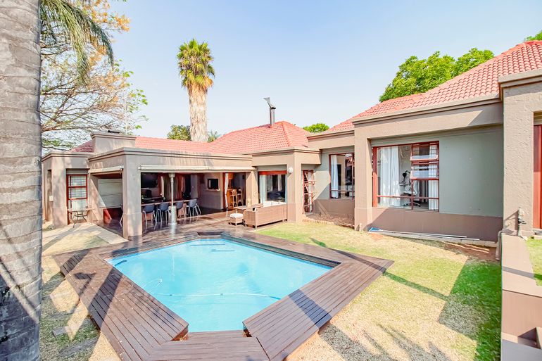 4 Bedroom House For Sale in Waterkloof, Pretoria - R3,950,000
