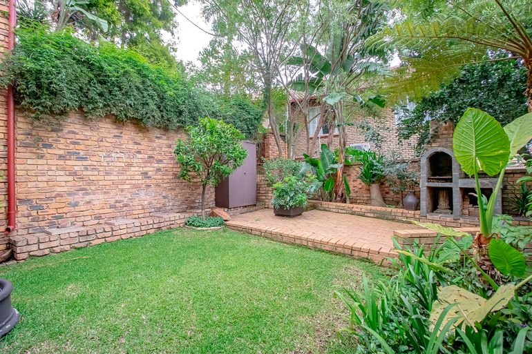 3 Bedroom Townhouse For Sale in Moreleta Park, Pretoria - R1,250,000