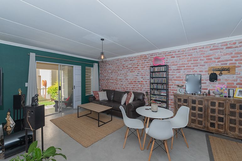 2 Bedroom Apartment / Flat For Sale in Oriel, Bedfordview - R1,090,000