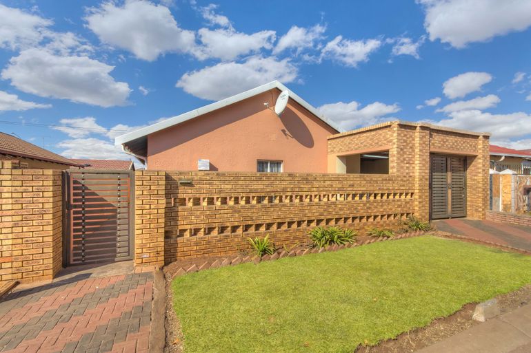 3 Bedroom House For Sale in Protea Glen Ext 40, Soweto - R760,000