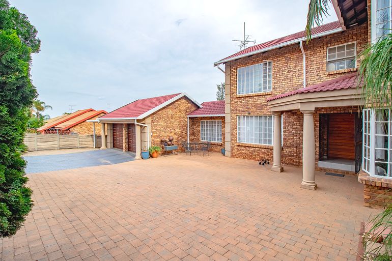 3 Bedroom House For Sale in Moreleta Park, Pretoria - R2,000,000