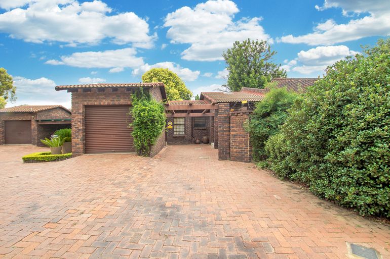 3 Bedroom Townhouse For Sale in Fourways, Sandton