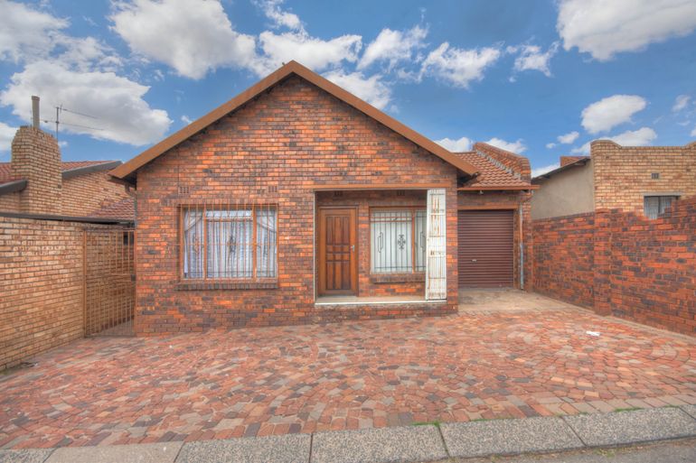 2 Bedroom House For Sale in Klipspruit, Soweto - R749,995