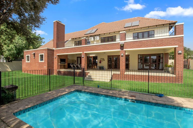 4 Bedroom House For Sale in Carlswald North Country Estate, Midrand