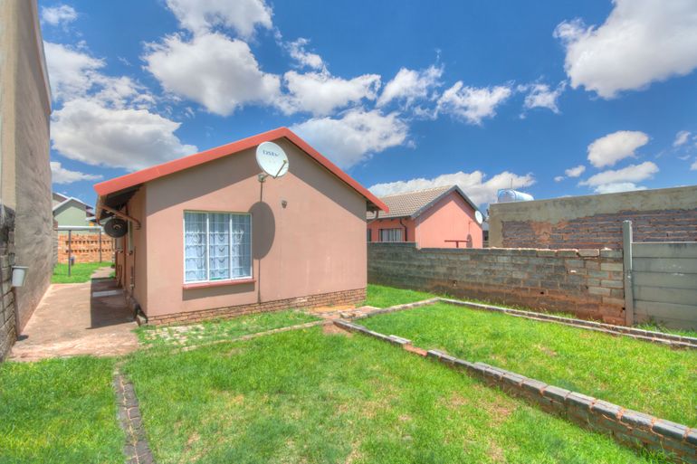 3 Bedroom House For Sale in Diepkloof Zone 4, Soweto