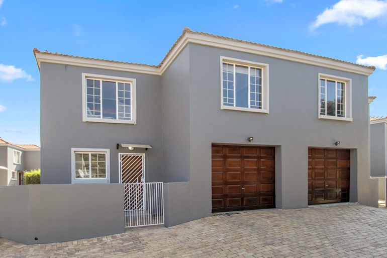 3 Bedroom Townhouse For Sale in Groblerpark Ext, Roodepoort