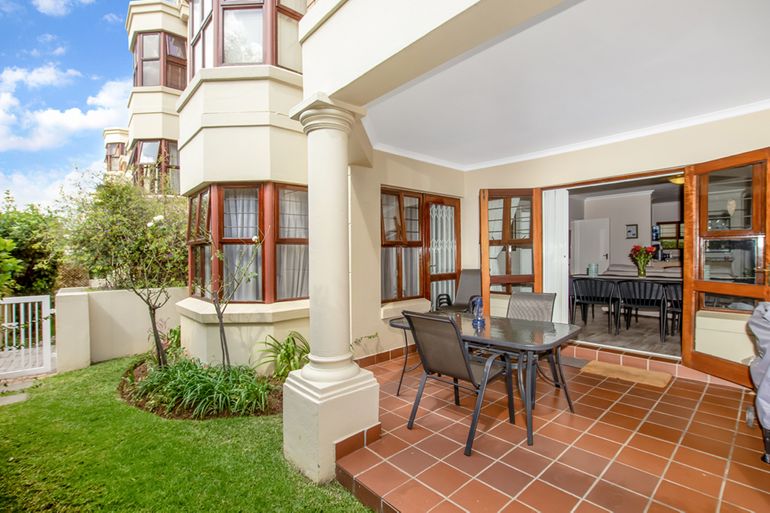 2 Bedroom Townhouse For Sale in Bryanston, Sandton - R1,600,000