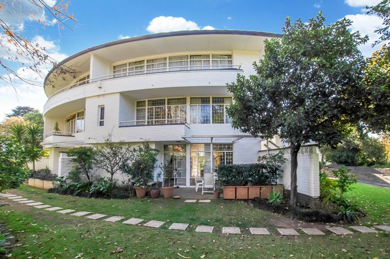 3 Bedroom Apartment / Flat For Sale in Bryanston, Sandton - R1,695,000