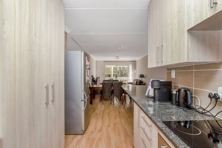 2 Bedroom Apartment / Flat For Sale in Sandown, Sandton - R1,000,000