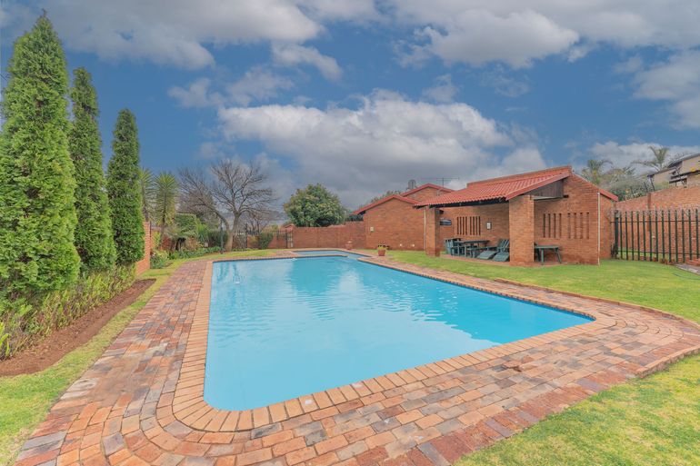 3 Bedroom Townhouse For Sale in Corlett Gardens, Johannesburg - R1,120,000