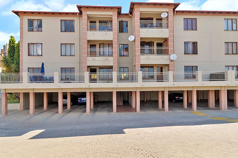 2 Bedroom Apartment / Flat For Sale in Constantia Kloof, Roodepoort - R550,000