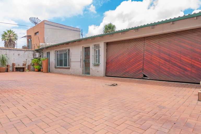 3 Bedroom House For Sale in Kensington, Johannesburg - R1,280,000