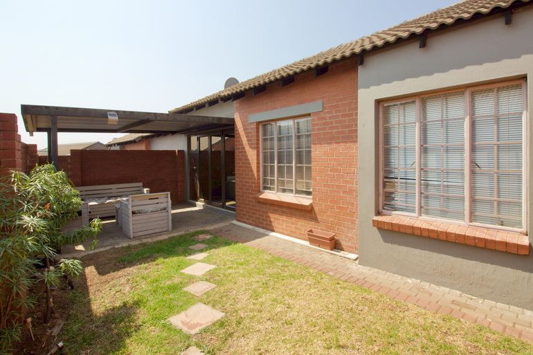 2 Bedroom Townhouse For Sale in Monavoni, Centurion - R850,000