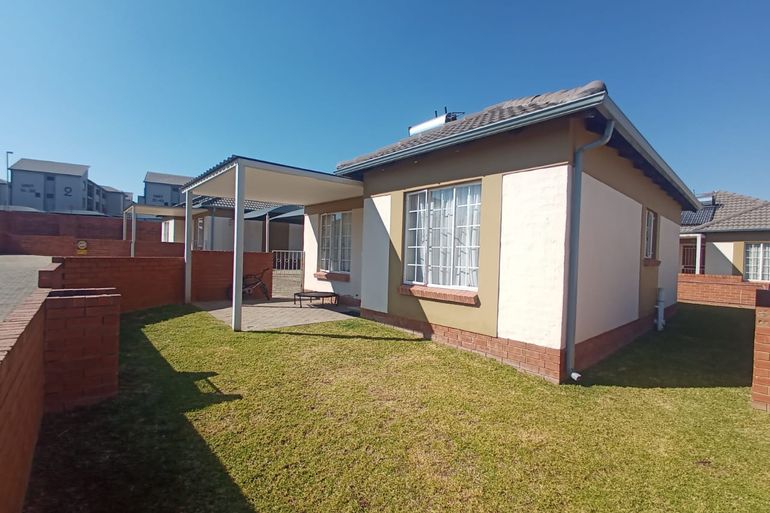 2 Bedroom Townhouse For Sale in The Reeds, Centurion - R890,000