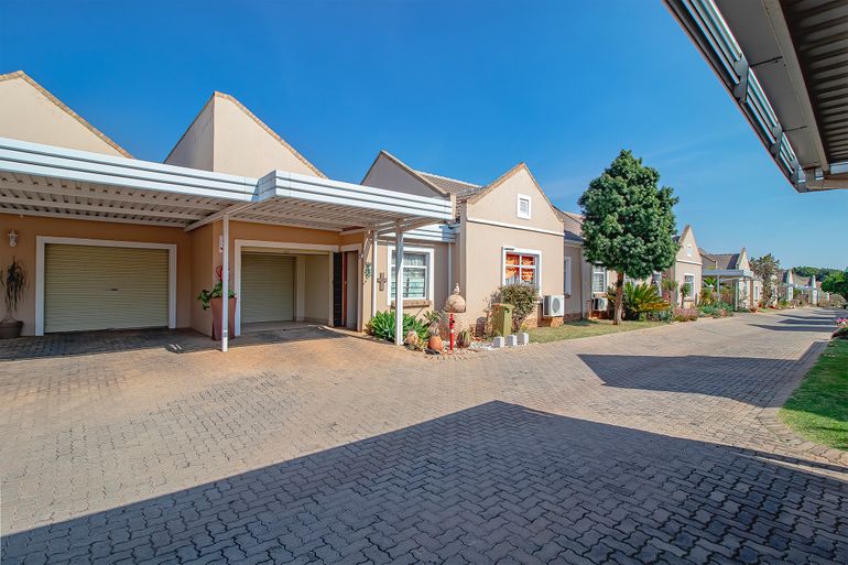 2 Bedroom Townhouse For Sale in Annlin, Pretoria - R1,290,000