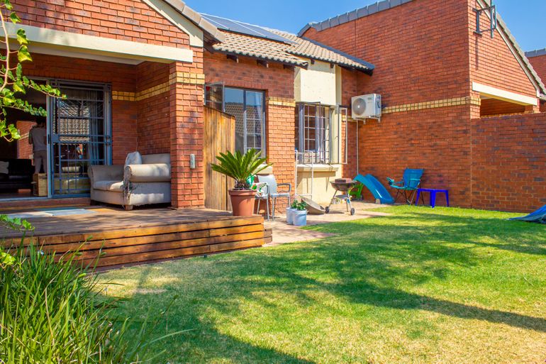 2 Bedroom Townhouse For Sale in Monavoni, Centurion - R1,170,000