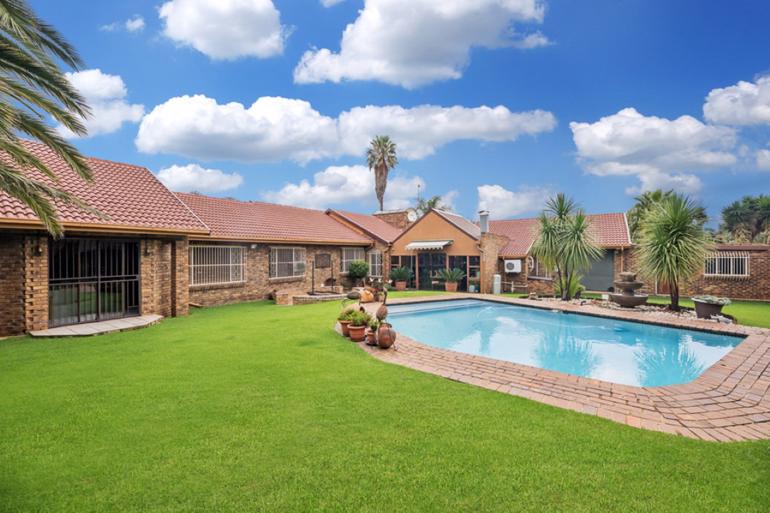 4 Bedroom House For Sale in Sonneveld, Brakpan R2,845,000 Leadhome