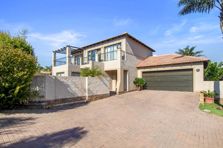 3 Bedroom Townhouse For Sale in Ruimsig, Roodepoort - R1,900,000