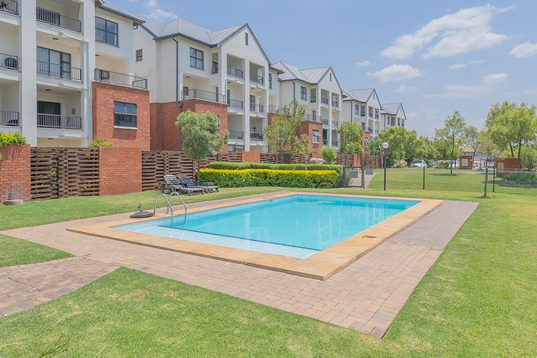 3 Bedroom Apartment / Flat For Sale in Greenstone Hill, Modderfontein - R1,380,000