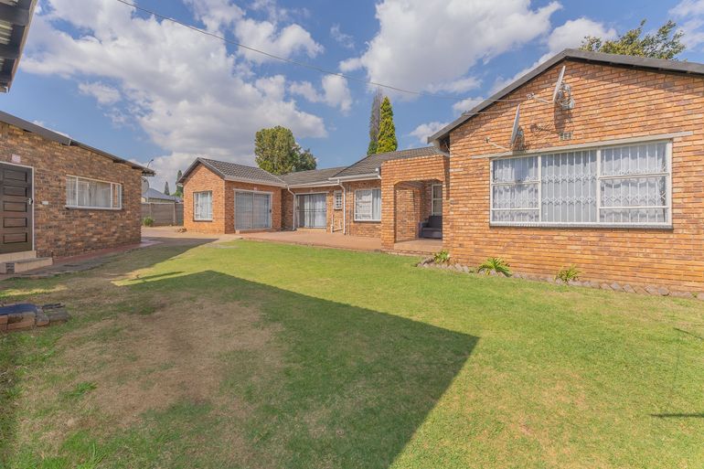 7 Bedroom House For Sale in Esther Park, Kempton Park - R1,650,000