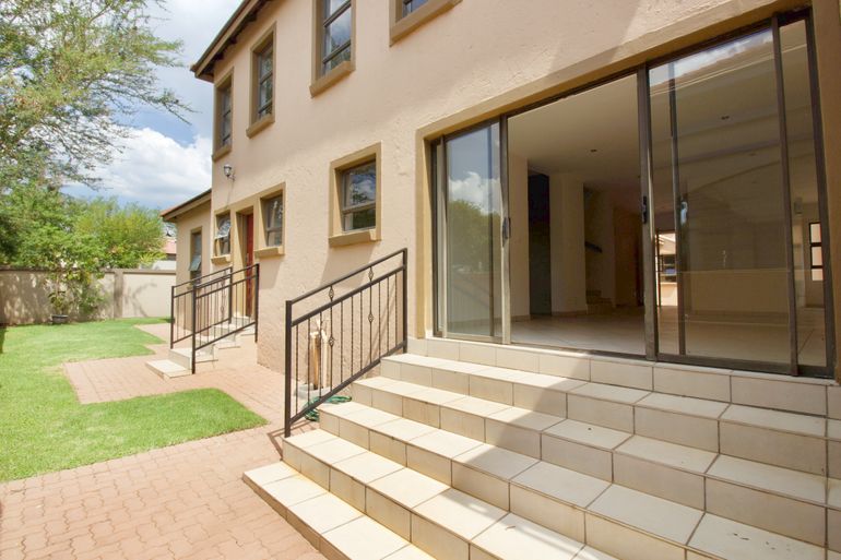 6 Bedroom House For Sale in Valley View Estate, Centurion R2,950,000